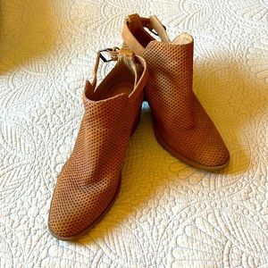 Qupid size 9 women’s shoes! Very stylish and in great condition.